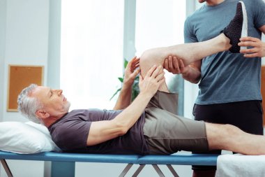 Tıbbi yatakta yatan hoş yaşlı adam