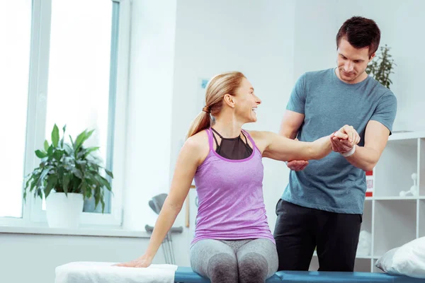 Nette positive Frau lächelt ihrem Arzt zu — Stockfoto