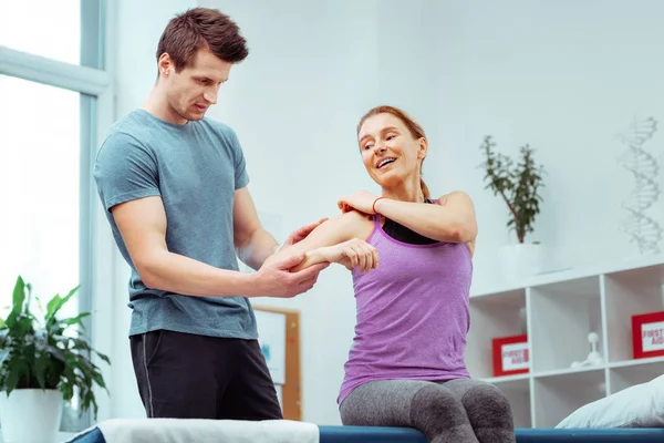 Trevlig positiv kvinna som pekar på ryggen — Stockfoto