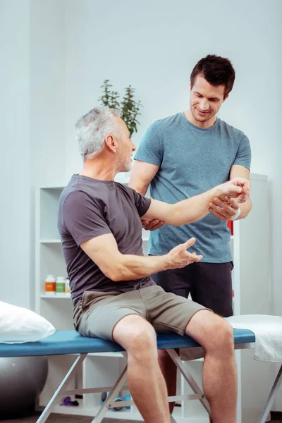 Bom homem sênior falando com sua enfermeira — Fotografia de Stock