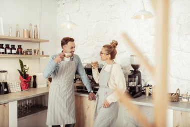 Mola sırasında kahve içen iki barista.