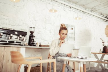 Dizüstü bilgisayarda çalışan üzgün iş kadını.