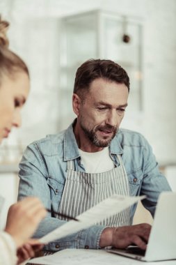 İş ortağına e-posta yazan adam.