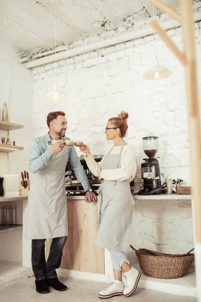두 바리스타 함께 커피를 마시는 앞치마를 입고. — 스톡 사진