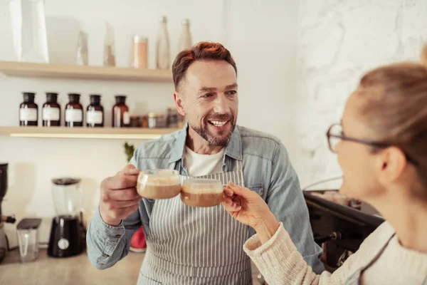 Married couple drinking coffee together in the kitchen. — Stock Photo, Image