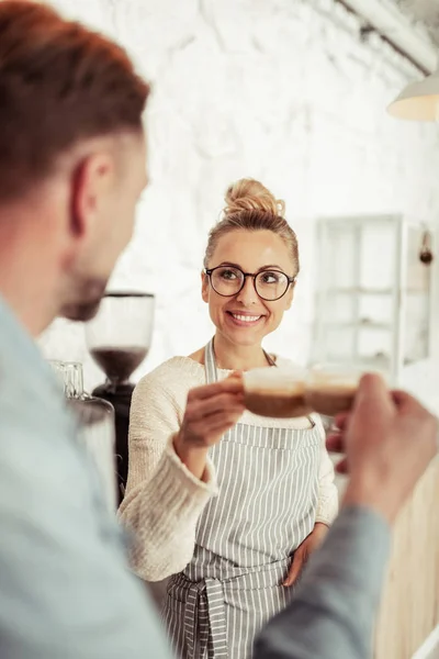 Mulher bonita bebendo café com seu marido . — Fotografia de Stock