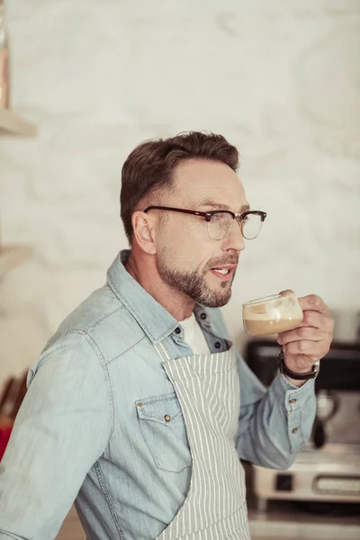 Nachdenklicher Mann trinkt seinen Kaffee. — Stockfoto