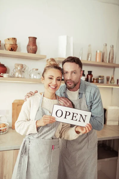 Propietarios de una pequeña cafetería que acaba de abrir . — Foto de Stock