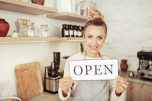 Besitzer eines Cafés hält Schild offen. — Stockfoto