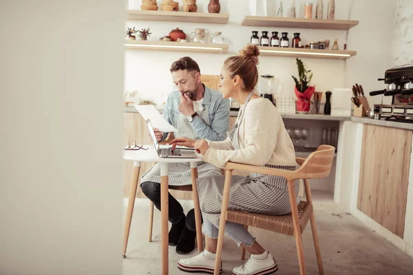 Esposo y esposa en busca de mano de obra para su café . —  Fotos de Stock