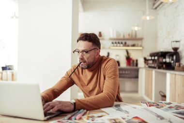 Hevesli tasarımcı dizüstü bilgisayarda hızlı bir şekilde yazma.