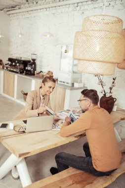 Tasarımcı ve asistanı hangi renkleri kullanacağınıza karar veriyor.