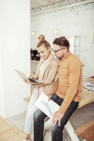 Designer arbeitet mit seinem Assistenten an seiner neuen Kollektion. — Stockfoto