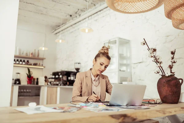 Diseño inteligente dibujo sentado solo en la mesa . — Foto de Stock