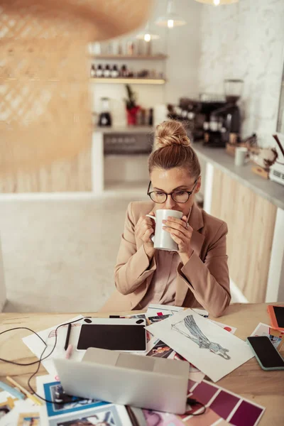 Mulher bonita bebendo seu café e trabalhando . — Fotografia de Stock