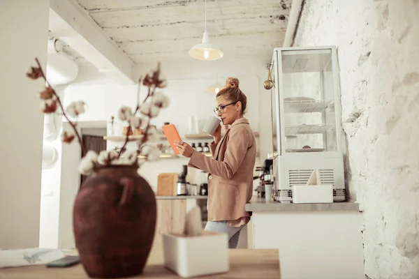 Business lady drinking coffee and reading messages. — Stock Photo, Image