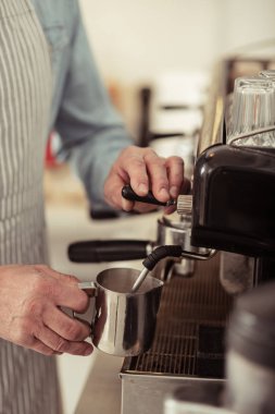 Barista kahve makinesi yakınında kahve yapma.