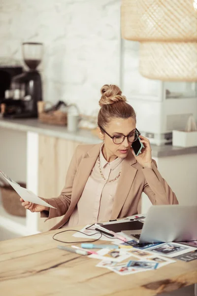 Upptagen modedesigner talar på hennes telefon. — Stockfoto