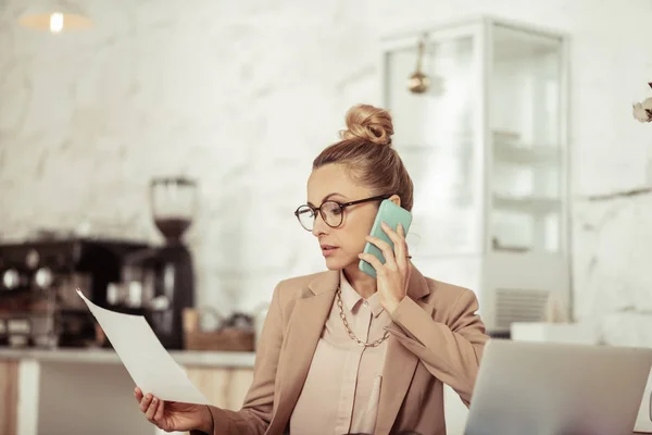 Seriös affärskvinna pratar med sin telefon. — Stockfoto
