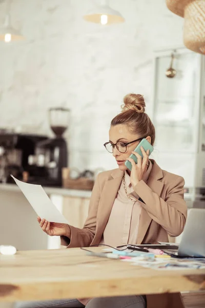 Fashion stylist bespreekt haar schetsen met opdrachtgever. — Stockfoto