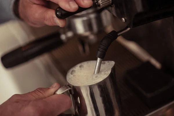 Jarro cheio de espuma de leite em cappuccinatore . — Fotografia de Stock