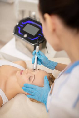 Göz altında anti-aging cilt kaldırma olan kadın üst görünümü