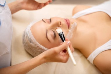 Güzel kadın maske tedavisi için kozmetolojist ziyaret