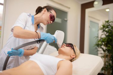 Sürekli istemci yüzünde fotoğraf depilasyon yapma Depilatory master