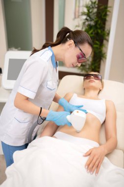 Göbek yakınında lazer depilasyon olan iç çamaşırı giyen müşteri