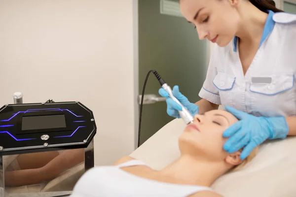 Cosmetólogo trabajando en el centro de belleza y prestando servicio — Foto de Stock