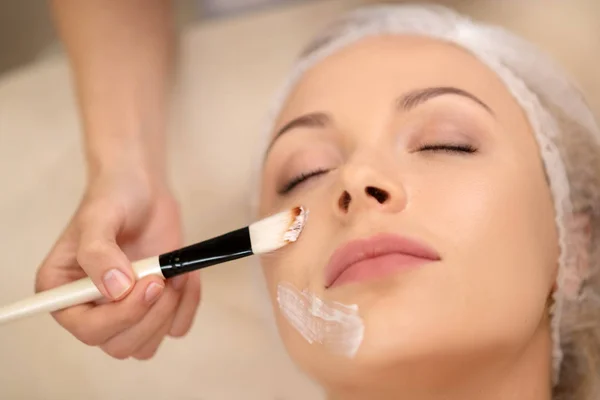 Close up of cosmetologist putting relaxation mask on client — Stock Photo, Image