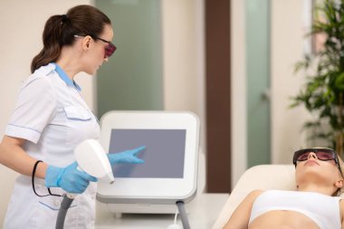 İlk kez lazer depilasyonu olan müşteri endişeli hissediyorum