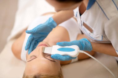 Kadın için dermatolog temizlik yüz üst görünümü