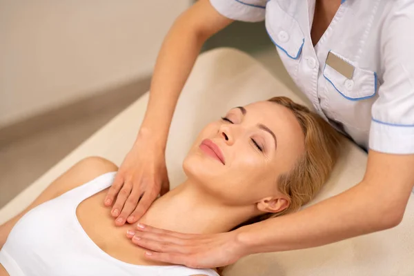 Mooie vrouw glimlachend tijdens het hebben van geweldige lichaamsmassage — Stockfoto