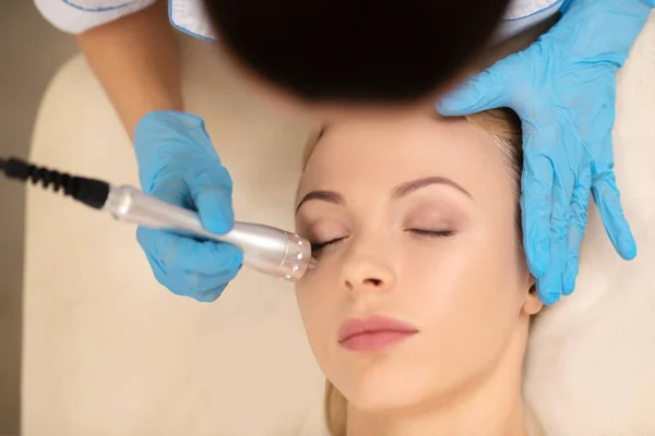 Top view of dermatologist doing under eye skin treatment — Stock Photo, Image