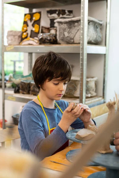 Colegial haciendo su tarea para la escuela de artes — Foto de Stock