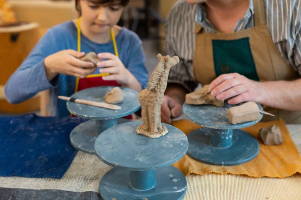 Leerling en zijn kunst leraar beeldhouwen weinig Clay Giraffe — Stockfoto