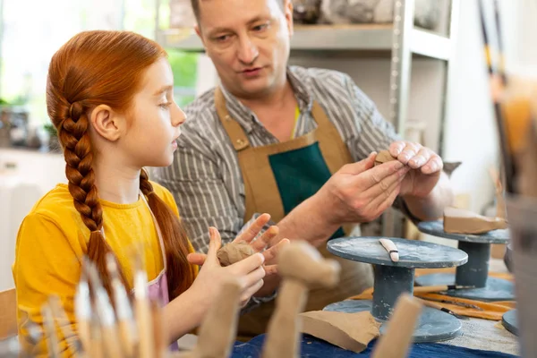 Chica pelirroja creativa inteligente escuchando al profesor de arte — Foto de Stock