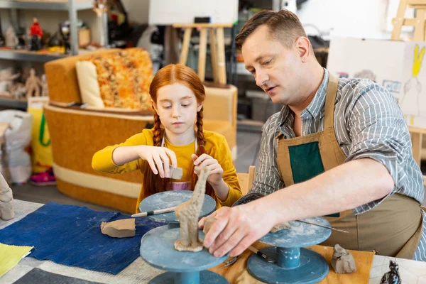 Dotter och far modellering lera djur i verkstad — Stockfoto