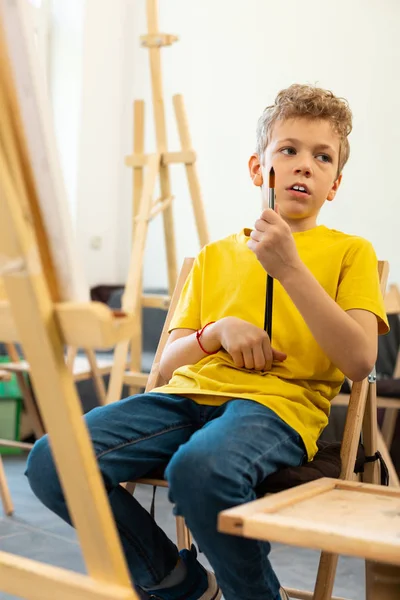 Garçon se sentant ennuyé pendant la leçon d'art à l'école — Photo