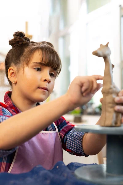 Garota talentosa modelando girafa de argila na lição de arte — Fotografia de Stock