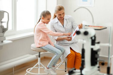 İlgilenen akıllı çocuk soran destekleyici güzel doktor