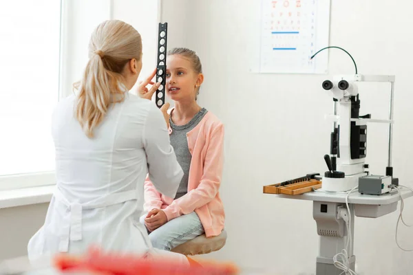 Médico profesional rubio en bata blanca descubriendo a su nuevo paciente — Foto de Stock