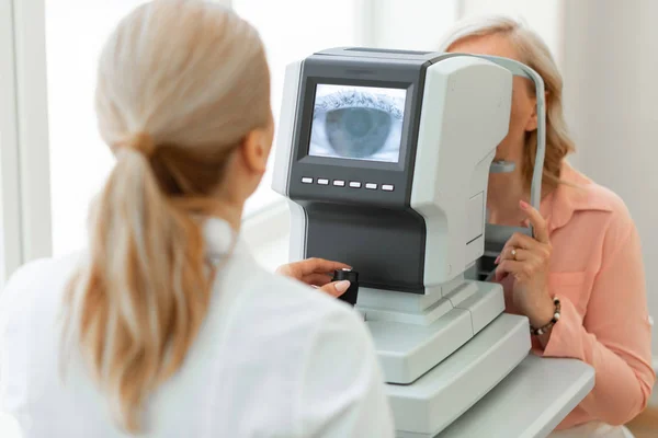 Zaměřený oftalmolog pomocí počítačových technologií při detekční kontrole — Stock fotografie