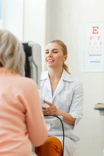 Teletrasporto medico positivo che si occupa di complicate tecnologie informatiche — Foto Stock