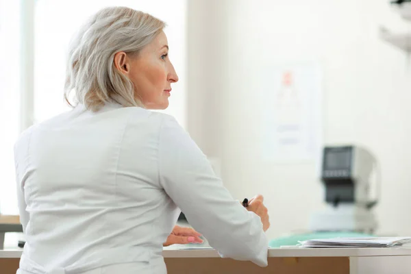 Trevlig blond kvinna som arbetar som professionell ögonläkare — Stockfoto