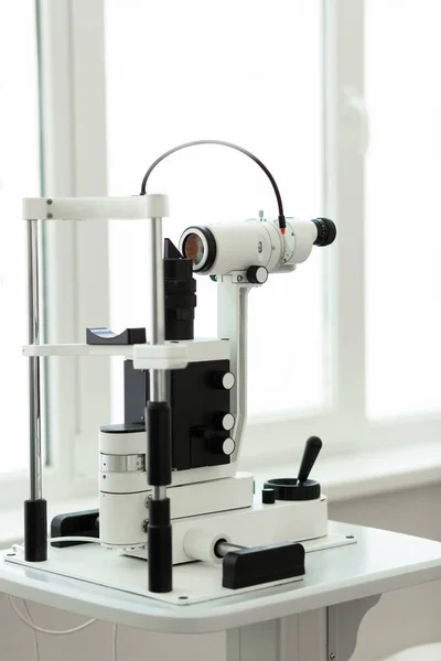 Großes kompliziertes Gerät für intensive ophthalmologische Diagnosen — Stockfoto