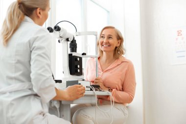 Güler yüzlü kısa saçlı hasta geniş bir gülümseme ile keyifli sohbet