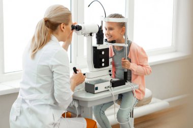 Sakin sevimli kız destek standına çene yerleştirerek