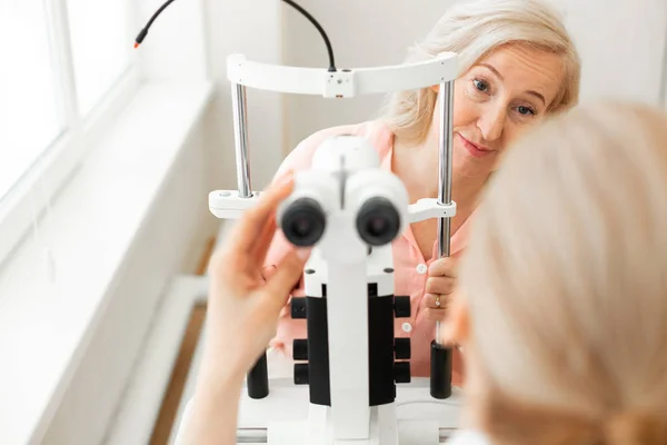 Paciente sênior expressivo de cabelos curtos com olhos azuis olhando para o médico — Fotografia de Stock